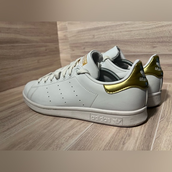 Stan smiths women Adidas size 8.5 with gold detail - Picture 6 of 11